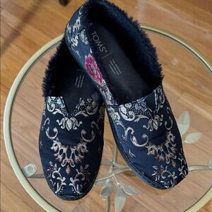 Beautiful Tapestry Slip on Shoes, black/metallic gold/rose, size 8.5, from TOMS